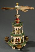 Kleine dreistöckige Erzgebirge Stufen-Pyramide mit 3 Kerzentüllen und Krippenfiguren sowie Hirte mi