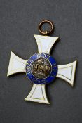Königlicher Kronen-Orden Kreuz, Preußen, wohl 3. Modell, vergoldet, z.T. emailliert, H. 4,5cm, leic
