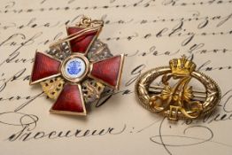 3 Diverse Teile russische Militaria: St.-Anna-Orden, 3. Klasse, 585er Gold emailliert, gepunzt "AK"