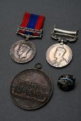 4 Diverse Medaillen und Abzeichen: Britische Kriegsmedaille "König George VI.", 1939-1945, auf Band