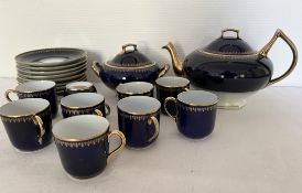 Limoges, Teegedeck Cobalt Blau mit vergoldeten Henkeln und Verzierungen.