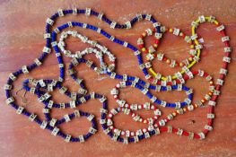 Kette aus Schlangenknochen, Indien. Kette aus Schlangen-Wirbel mit Glasperlen.