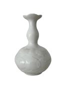 Weiße Vase, Meissen-Porzellan aus der Serie "Lotus", die von Ludwig Zepner entworfen wurde.