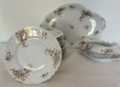 Limoges, Speiseservice mit floralem Design, gesamt Vierzehn Teile, Eine Vorlegeplatte, Ein Sauciere