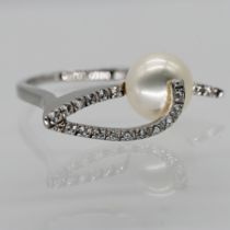 Avant-garde ring with Akoya pearl and 18 melee brilliant-cut diamonds, jeweller’s work, 20th centur