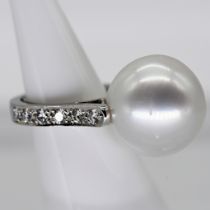 Massive cocktail ring with large South Sea pearl and 12 brilliant-cut diamonds, total approx. 1.1 (