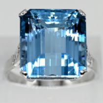 Ring with aquamarine, approx. 15 ct and 4 baguette-cut diamonds, goldsmith’s work, 1970s