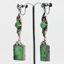 Pair of pendant earrings with jade and 4 pink garnet stones, first half of the 20th century
