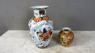 2 Asiatische Porzellanvasen 17 und 38