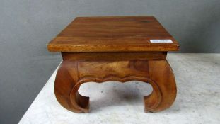 kleiner Hocker Tischchen asiatisch