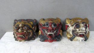 3 asiatische Wandmasken ca