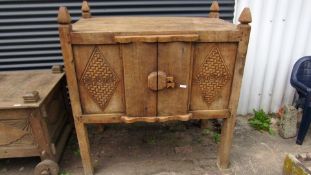 Antiker asiatischer Vorratsschrank ca