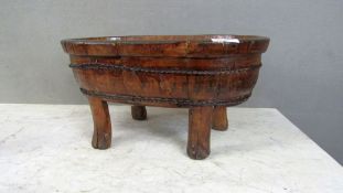 Antike asiatische Holzschale auf 4