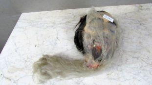 Kopf Maske schlafender Mann Höhe