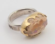 Cathrin Petzhold, Ring mit ovalem Boulderopal in Muttergestein "WILDER ZAUBER", 925er Silber/Gold 