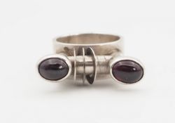 Cathrin Petzhold, Ring mit 2 Almandin-Cabochons, Silber gepr. 