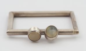 Cathrin Petzhold, Eckiger Armreif mit ovalen Labradorit-Cabochons, Silber gepr.