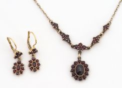 Paar Granatohrhänger, 900er Silber vergoldet und Granatcollier, Böhmen, 1920er Jahre