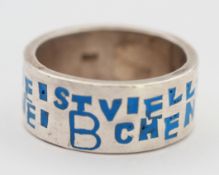 Cathrin Petzhold, Ring mit blauer Inschrift "DIE ERDE IST VIELLEICHT EIN WEIBCHEN", 925er Silber 