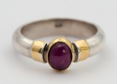 Cathrin Petzhold, Ring mit Rubin-Cabochon, 925er Silber/Gold 