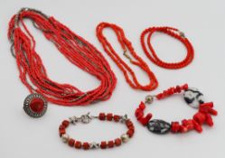Konvolut Korallenschmuck/ tlw. Silber: 3 Ketten, 2 Armbänder und 1 Ring
