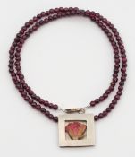 Cathrin Petzhold, Collier mit getrockneter Blüte, Almandin/ 925er Silber 