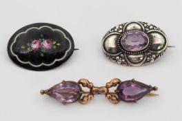 2 Broschen, Silber gepr. und Brosche mit Amethysten, sog. Schaumgold, um 1900/ 1920