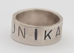 Cathrin Petzhold, Ring mit schwarzer Inschrift "UNIKAT", 925er Silber 