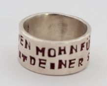 Cathrin Petzhold, Ring mit roter Inschrift "UND ROTEN MOHN FÜR DIE KLUGHEIT DEINER STIRN", Silber g
