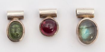 Cathrin Petzold, 3 kleine Anhänger mit Halbedelsteincabochons, Silber gepr.