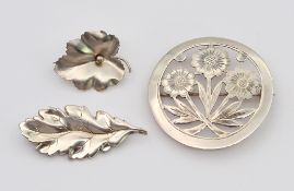Konvolut Silberschmuck: 2 Blattbroschen und 1 runde Brosche, Sägearbeit mit Blumen