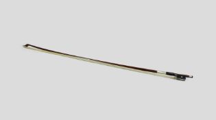 Geigenbogen, Auge und Frosch mit Perlmutteinlage. L.: 73,6 cm. G.: 60 g. Guter, altersbedingter Zus
