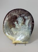 Große Perlmutt-Platte mit Schutzengelmotiv, wohl um 1900. Fein reliefiert gearbeitete Muschelschale