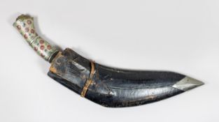 Khukuri, Nepal/Indien, lederbezogene Holzscheide mit einem verzierten Beschlag, Messingknauf in For