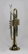 Goldfarbene B-Trompete mit Marke Boosey & Hawkes 606 aus England. Verfügt über drei Ventile inkl. e