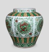 Großer Wucai Topf, Drachen- und florale Motive, Porzellan, China, Ming Stil, 20. Jh., Maße: Höhe ca