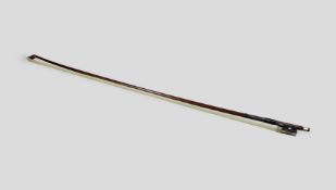 Geigenbogen, Deutschland, Brennstempel, Auge, Frosch mit Perlmutteinlage. L.: 74,8 cm. G.: 60 g. Gu