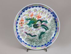 Chinesischer Porzellanteller, Motiv eines grünen Drachen, Familie Rose, Qianlong-Periode, 18. Jh., 
