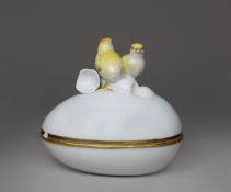Eidose mit zwei Küken, Meissen, 20. Jh., Schwertermarke am Boden, Porzellan, polychrom bemalt, gold