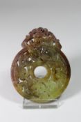 Bi-Scheibe für zeremonielle Zwecke, Abbildung von Fabelwesen und geschwungene Muster, China, Jade, 