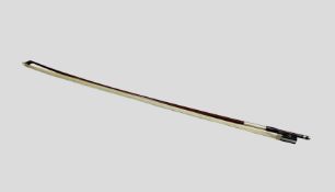 Geigenbogen, ungestempelt, Pariser Auge und Frosch mit Perlmutteinlage. L.: 74,5 cm. G.: 59 g. Gute