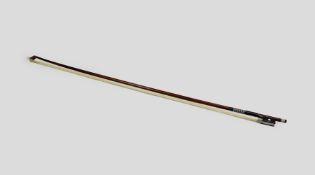 Geigenbogen, ungestempelt, Auge und Frosch mit Perlmutteinlage. L.: 75 cm. G.: 59 g. Guter, altersb