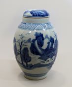 Deckelvase, China, Qing-Dynastie, Lotusphase, Porzellan, weiß-kobaltblau unterglasurbemalt. Umlaufe