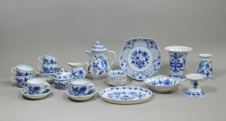 Konvolut 27x Teile, Meissen, Porzellan, Zwiebelmuster, blau Unterglasur, gekreuzte Schwertermarke u