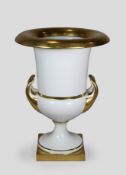 Kratervase, KPM Berlin, Mitte 20. Jh., Porzellan, weiß-gold, unter dem Sockel blaue Markierung, Maß