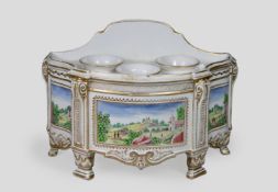 Halbmondförmige Jardinière , Porzellan mit mehrfarbigem Dekor, 18. Jh., französisch, Maße: ca. 13 c