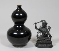 Vase mit doppeltem Kürbis, schwarz glasiert, China, 20. Jh., auf der Rückseite eine Markierung in B