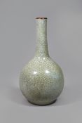 Einfarbige chinesische Porzellanvase, Krakelee Glasur, tropfenförmiger Körper und schmaler Hals, Qi