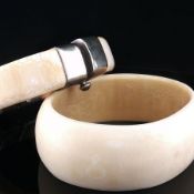 Zwei Horn-Armreife