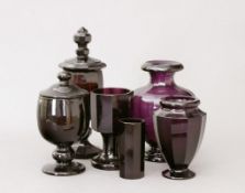 Vasen und Pokale, lila Glas, Konvolut